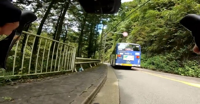 自転車 ロードバイク バス 幅寄せ 交通に関連した画像-04