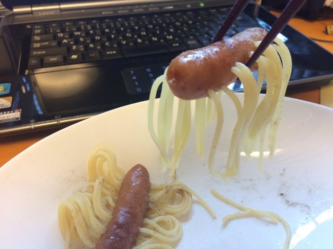 ウインナーにパスタを刺して茹でると美味しい ってのやってみたけどなんか違う まさかのミスで酷すぎることにwwwwwwww オレ的ゲーム速報 刃 ウインナーにパスタを刺して茹でると美味しい ってのやってみたけどなんか違う まさかのミスで酷すぎることにwwwwwwww オレ的ゲーム速報 刃
