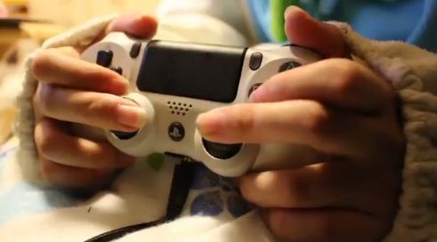 とあるps4女子ゲーマーのコントローラーの持ち方が個性的すぎると話題に なんだよこの持ち方wwwww オレ的ゲーム速報 刃 とあるps4女子ゲーマーのコントローラーの持ち方が個性的すぎると話題に なんだよこの持ち方wwwww オレ的ゲーム速報 刃