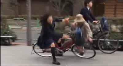 スマホ見ながら自転車で高齢者に衝突した女子高生を書類送検 高齢者は意識不明から回復するも喋るなどの意思疎通ができなくなる オレ的ゲーム速報 刃 スマホ見ながら自転車で高齢者に衝突した女子高生を書類送検 高齢者は意識不明から回復するも喋るなどの意思疎通ができなくなる オレ的ゲーム速報 刃