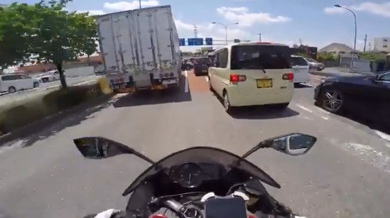 バイクで車をすり抜けながら走ってたら白バイに遭遇して睨まれたwwww 炎上 車にとって迷惑だからやめろ 警察仕事しろ 別に問題ないだろ オレ的ゲーム速報 刃 バイクで車をすり抜けながら走ってたら白バイに遭遇して睨まれたwwww 炎上 車にとって迷惑だからやめろ 警察仕事しろ 別に問題ないだろ オレ的ゲーム速報 刃