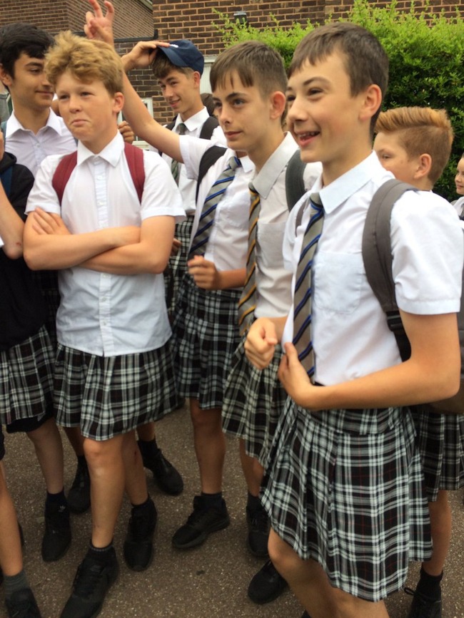 イギリス　半ズボン　短パン　禁止　校則　男の娘　スカート　男子中学生　抗議に関連した画像-04