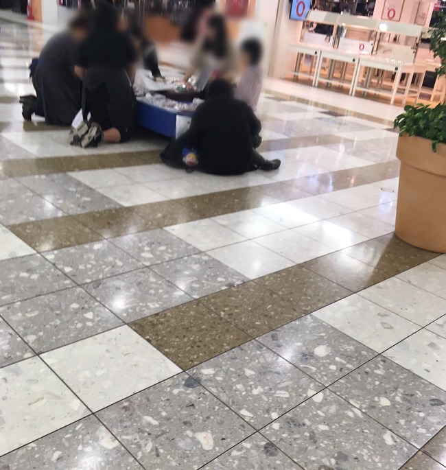 野生のアニメイト再び ヒプマイ オタの女さんたち 池袋サンシャインシティの通路に座り込み迷惑なグッズ交換をしてしまう オレ的ゲーム速報 刃