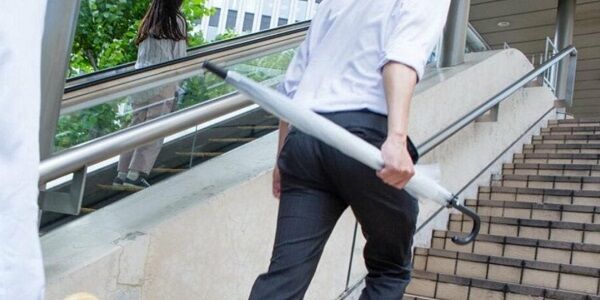 傘 持ち方 危険 女 男 横に関連した画像-01
