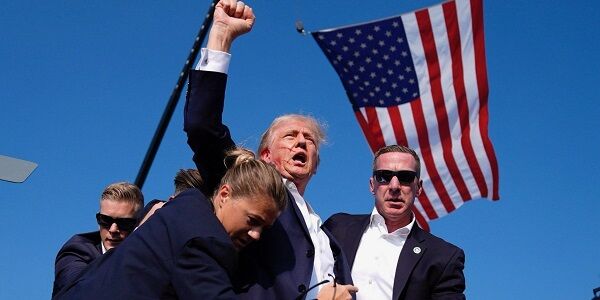 トランプ 銃撃事件 写真 Tシャツ トランプ前大統領 グッズ ガッツポーズに関連した画像-01