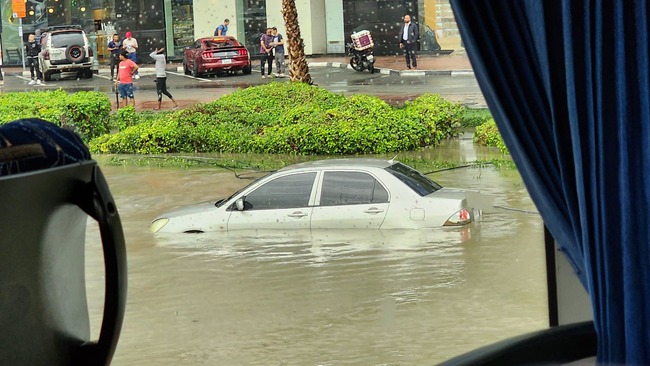 ドバイ アラブ首長国連邦 降水量 雨 過去最大に関連した画像-03