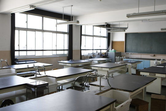 小学校 更衣室 理科室 盗撮 教師に関連した画像-01