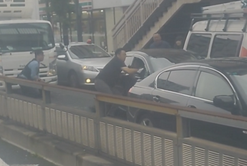 東京　足立区　多重事故　外国人　車　警察　渋滞　動画　物議に関連した画像-01