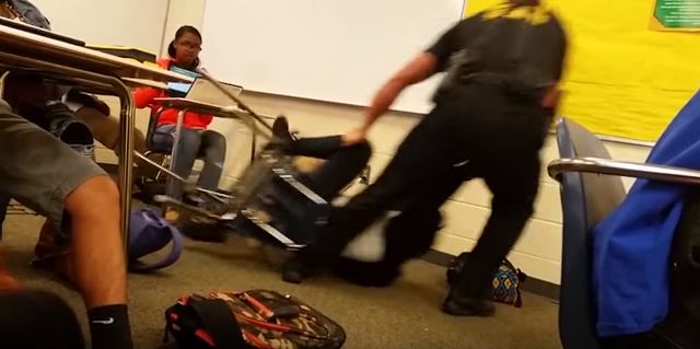白人警官 黒人少女 拘束に関連した画像-01