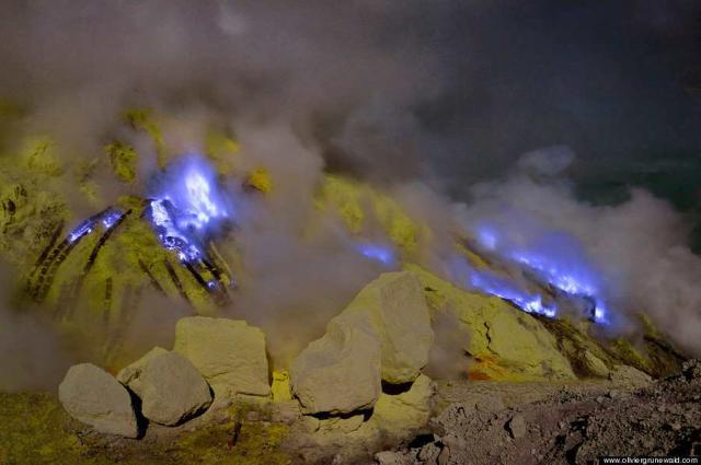 青い火山 ジャワ島に関連した画像-03