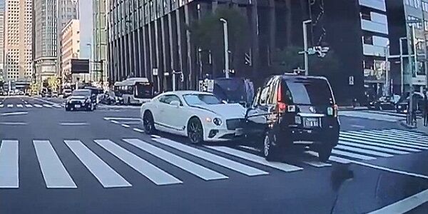 ベントレー 事故 右折 直進 タクシー ドライブレコーダー 動画 正面衝突に関連した画像-01