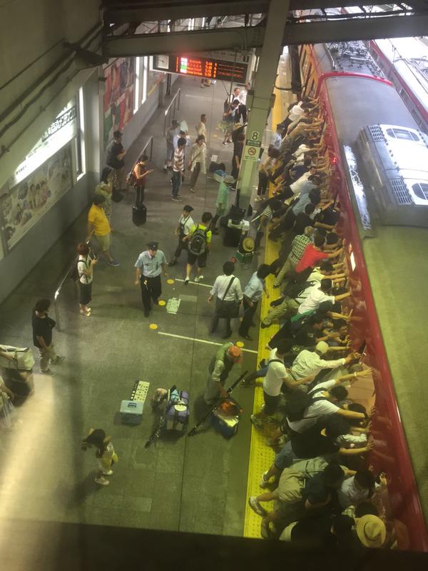 品川駅で人身事故発生 総出で電車を傾ける様子が捉えられる オレ的ゲーム速報 刃 品川駅で人身事故発生 総出で電車を傾ける様子が捉えられる オレ的ゲーム速報 刃