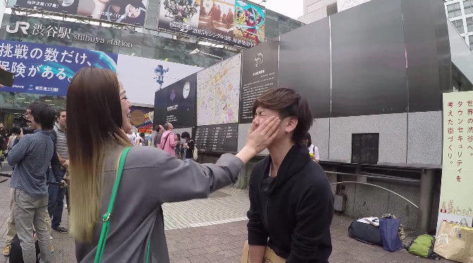 悲報 渋谷で 僕にビンタしてくれる人募集 したら屈強な外国人が登場 オレ的ゲーム速報 刃