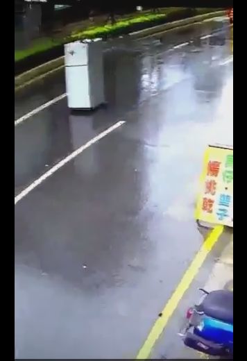 台湾 台風 冷蔵庫 爆走 車道に関連した画像-02