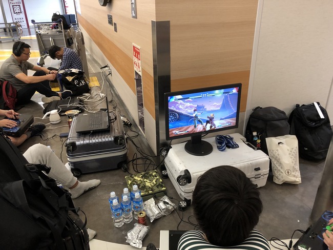 プロゲーマーさん 成田空港で地面に座りモニターを広げて格ゲーをやりだしてしまい炎上 オレ的ゲーム速報 刃 プロゲーマーさん 成田空港で地面に座りモニターを広げて格ゲーをやりだしてしまい炎上 オレ的ゲーム速報 刃