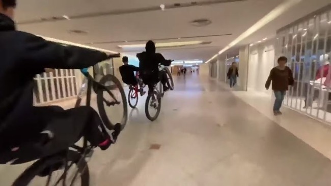 大阪　なんば　駅ビル　商店街　自転車　BMX　暴走　40代に関連した画像-01