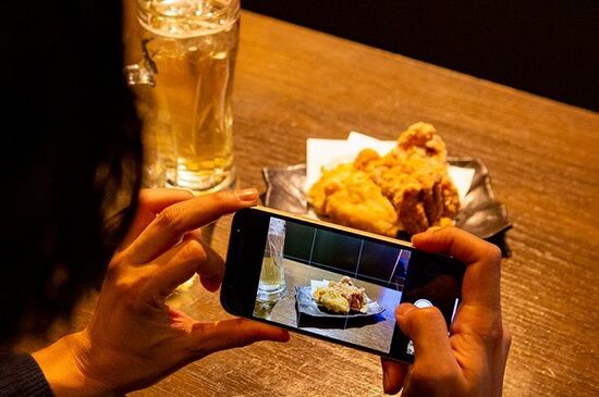 料理　撮影禁止　理由　意外　思い当たる節　皿　テーブル　傷　天板　クロス　スマホ　カメラ　マナー　盲点に関連した画像-01