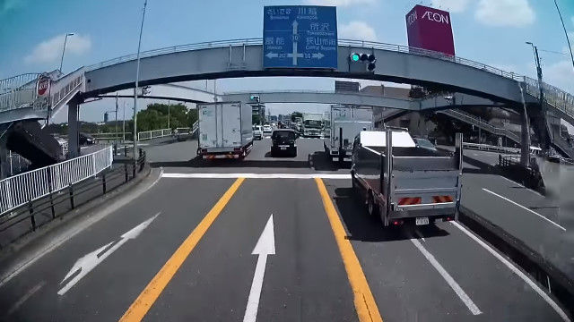 自転車 トラック マナー 交通トラブルに関連した画像-02