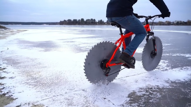 ユーチューバー 自転車 タイヤ 丸ノコ 氷上 走る 実験に関連した画像-01