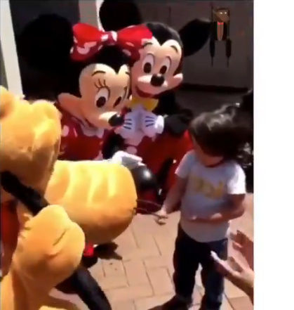 ディズニーで聴覚障害の子にミッキーとミニーが神対応 夢に不可能は無い と大絶賛 オレ的ゲーム速報 刃 ディズニーで聴覚障害の子にミッキーとミニーが神対応 夢に不可能は無い と大絶賛 オレ的ゲーム速報 刃