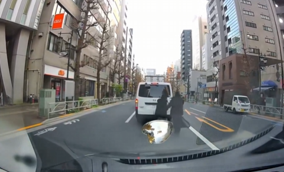 ドラレコ　タクシー　女性　道路　横断歩道　事故　過失に関連した画像-01