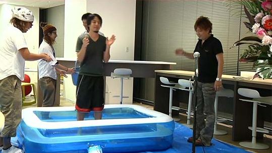 2ちゃんねる創始者 ひろゆきさんアイスバケツチャレンジに参加 新生ff14 プロデューサー 吉田直樹さんが指名 オレ的ゲーム速報 刃