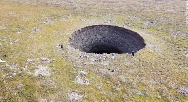 ロシア 北極圏 永久凍土 巨大な穴 クレーター ドローン 調査に関連した画像-01