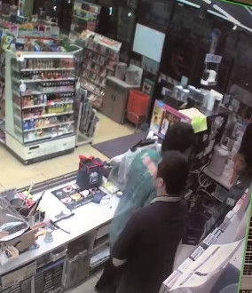 コンビニ店員が仕事中に暴行された動画が内部告発 お客さんいなけりゃどうなってたんだコレ オレ的ゲーム速報 刃