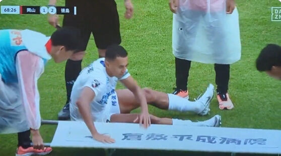 サッカー 選手 怪我 担架 イエローカード ルール 審判 チアゴタクシーに関連した画像-02