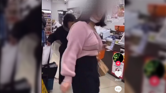 若者　名古屋　ホームレス　女性　かっちゃん　レジ　放置　コンビニ　Ｚ世代　胸糞　TikTokerに関連した画像-01