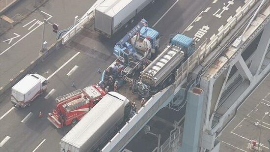 軽自動車　大型車　トラック　タンクローリー　数十センチ　大破　2人死亡　阪神高速　に関連した画像-01