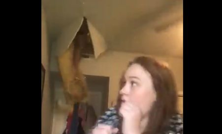 女性 屋根 壊れる 足 母親に関連した画像-01