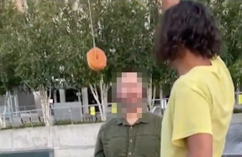 棒にドーナツをぶら下げた少年が警官の前で 一口食べたい と煽った結果wwwwww オレ的ゲーム速報 刃 棒にドーナツをぶら下げた少年が警官の前で 一口食べたい と煽った結果wwwwww オレ的ゲーム速報 刃