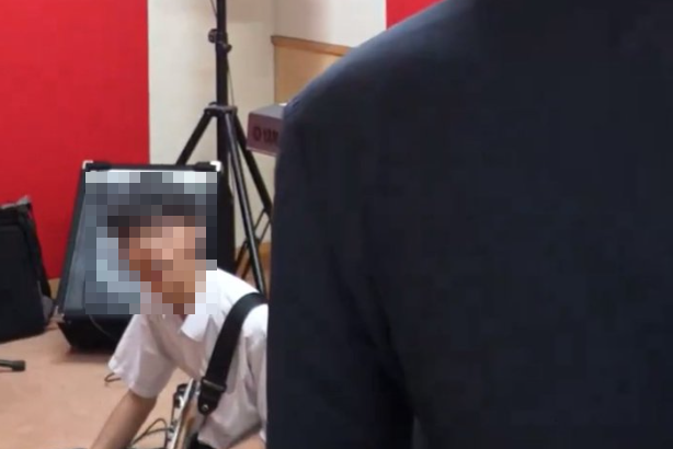 リラックス 少年 ギター ベース 岸田首相 岸田総理 岸田文雄 サプライズ 表情 顔に関連した画像-01