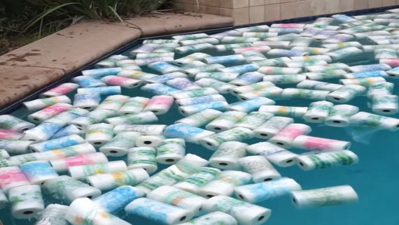 ユーチューバー 100万枚 ペーパータオル プール 水 批判に関連した画像-01