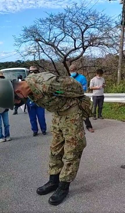 反基地活動家に 通してください お願いします と頭を下げる自衛隊員の姿に同情の声が殺到 これのどこが平和活動 オレ的ゲーム速報 刃