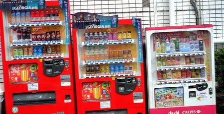 自動販売機に生まれ変わった俺は迷宮を彷徨う　異世界転生　主人公　アニメ　自動販売機　に関連した画像-01