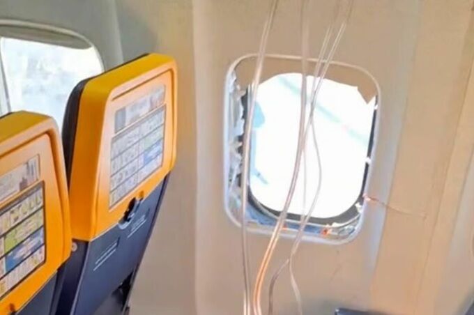飛行機 エンジン 窓 ライアンエアーに関連した画像-02