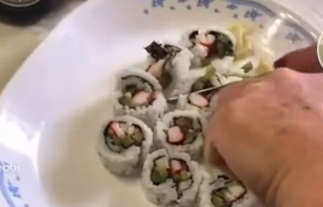 外国人　女性　寿司　食べ方　酷い　炎上に関連した画像-01