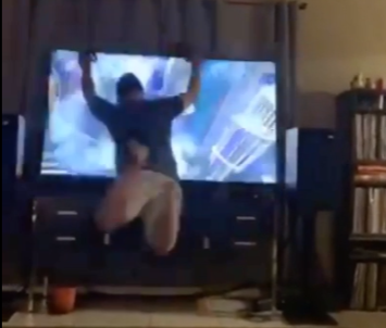 VRゲーム　保険　家具　破壊　海外　Aviva　VRヘッドセット　事故に関連した画像-01