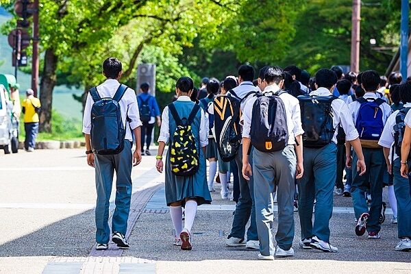 修学旅行　抜き打ち　持ち物検査　処方薬　化粧水　日焼け止めに関連した画像-01