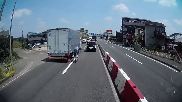 自転車 トラック マナー 交通トラブルに関連した画像-06