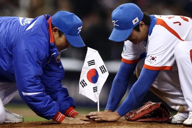 野球 韓国代表 アジア大会 優勝 マウンド 国旗 太極旗 スタッフ 制止に関連した画像-01