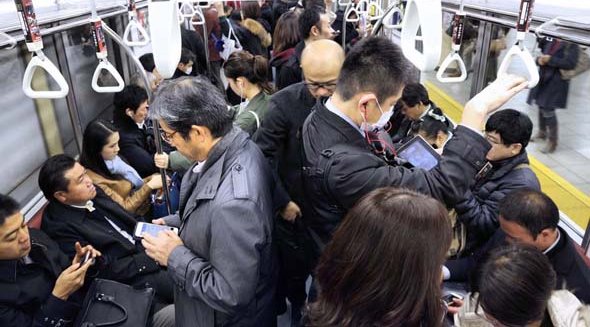 電車 男 脚広げ がに股 スペース マナーに関連した画像-01