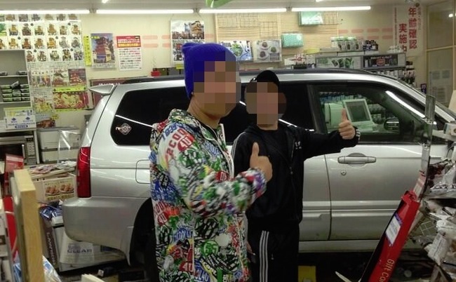 ローソンに車が突っ込む Dqn 折角だし記念写真取ろうぜ もちろん炎上wwww オレ的ゲーム速報 刃 ローソンに車が突っ込む Dqn 折角だし記念写真取ろうぜ もちろん炎上wwww オレ的ゲーム速報 刃