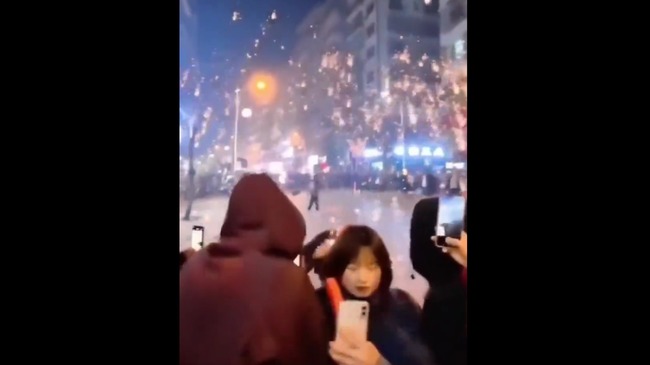溶けた鉄 打鉄花 祭り 観客 中国 花火 に関連した画像-04