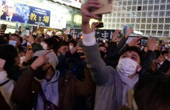 渋谷 スクランブル交差点 カウントダウン 大混雑に関連した画像-01