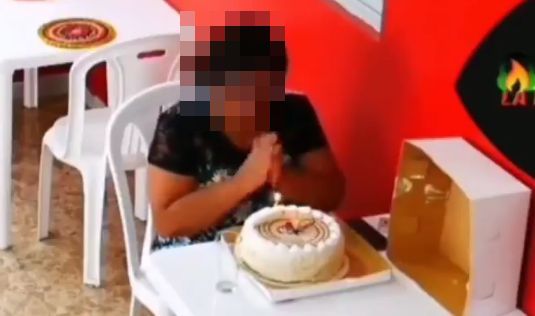 動画 とあるレストランの従業員 あの女性客 一人で誕生日を祝ってないか みんなでサプライズしに行こうぜ 結果wwwww 動画 とあるレストランの従業員 あの女性客 一人で誕生日を祝ってないか みんなでサプライズしに行こうぜ 結果wwwww