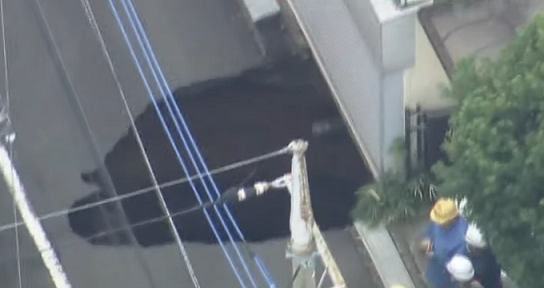 調布市道路陥没に関連した画像-01