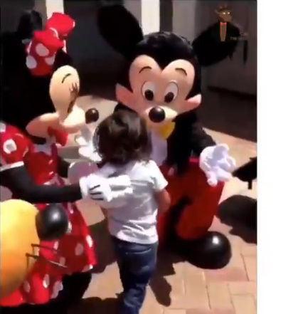 ディズニーで聴覚障害の子にミッキーとミニーが神対応 夢に不可能は無い と大絶賛 オレ的ゲーム速報 刃 ディズニーで聴覚障害の子にミッキーとミニーが神対応 夢に不可能は無い と大絶賛 オレ的ゲーム速報 刃